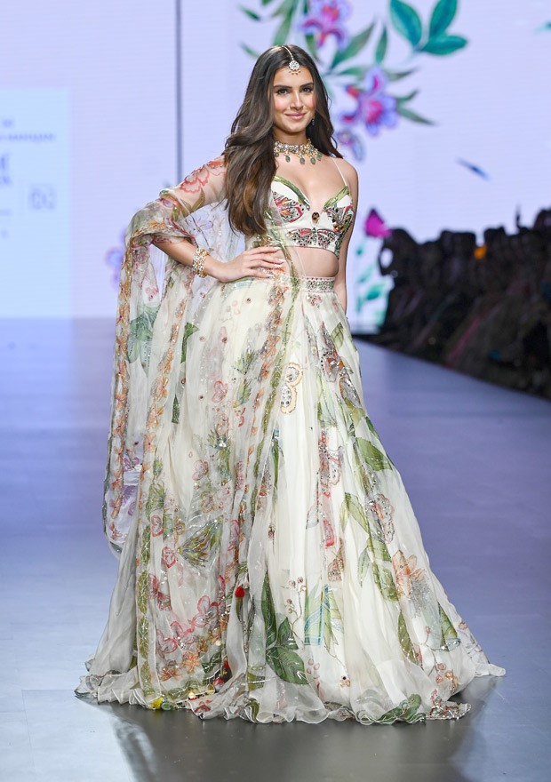 Tara Sutaria graces the runway as the showstopper for Mahima Mahajan at Lakmé Fashion Week