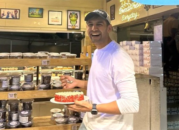 Kartik Aaryan indulges in cake to celebrate Virat Kohli's 49th century in World Cup; see post