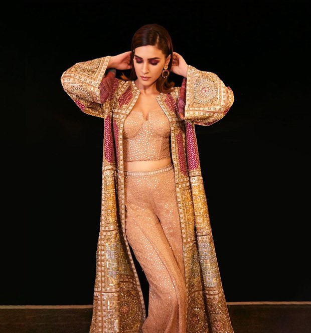 Kriti Sanon lights up Diwali in a stunning fusion ensemble by Tarun Tahiliani Kriti Sanon lights up Diwali in a stunning fusion ensemble by Tarun Tahiliani