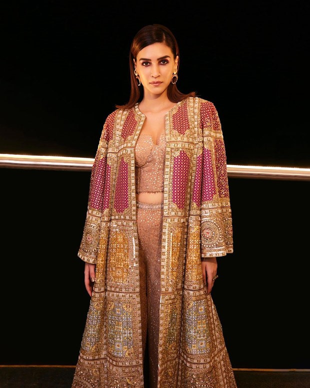 Kriti Sanon lights up Diwali in a stunning fusion ensemble by Tarun Tahiliani Kriti Sanon lights up Diwali in a stunning fusion ensemble by Tarun Tahiliani