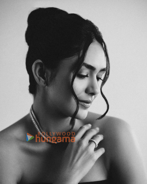 mrunal thakur 3 111