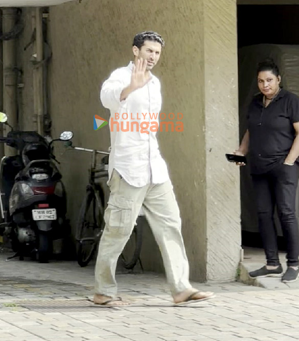 photos aditya roy kapur spotted in bandra 4