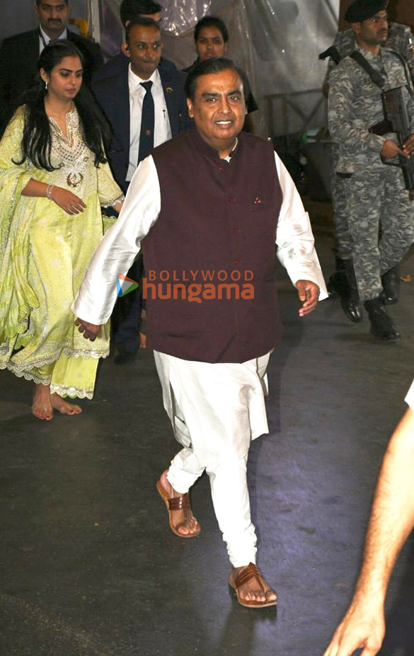 photos aishwarya rai bachchan mukesh ambani and others snapped at siddhivinayak temple 3