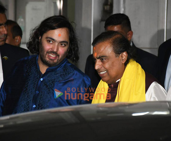 photos aishwarya rai bachchan mukesh ambani and others snapped at siddhivinayak temple 6
