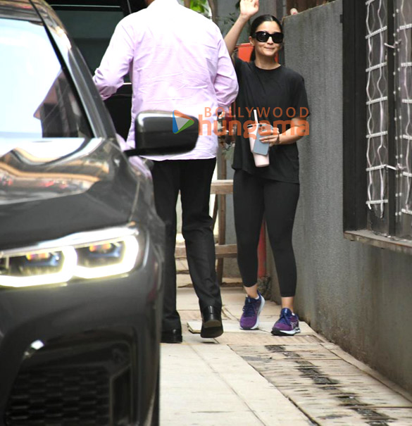photos alia bhatt snapped outside the gym in khar 4