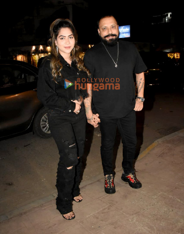 photos celebs attend kartik aaryans birthday party in bandra1 10
