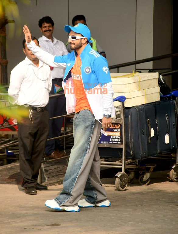 photos deepika padukone and ranveer singh snapped at kalina airport 4
