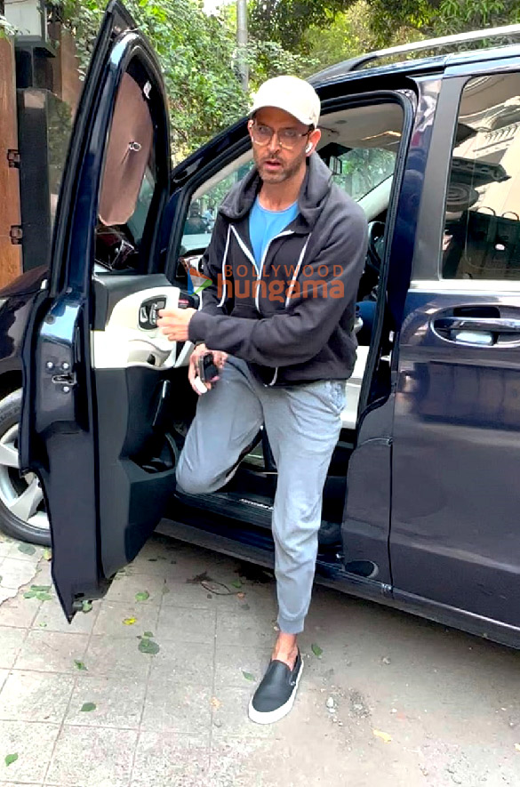 photos hrithik roshan spotted at siddharth anands office in khar 4