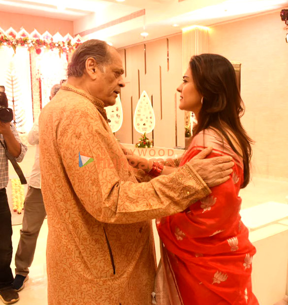 photos kajol snapped at kali puja in santacruz 4
