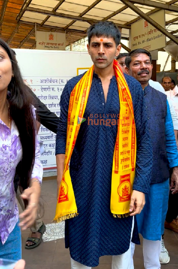 photos kartik aaryan seeks blessings at siddhivinayak temple on his birthday 1