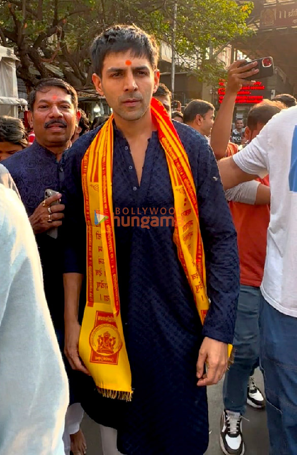 photos kartik aaryan seeks blessings at siddhivinayak temple on his birthday 4