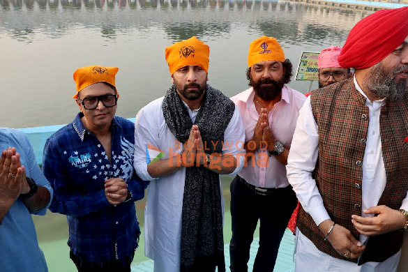 photos ranbir kapoor bobby deol and team animal seek blessings at sri bangla sahib gurudwara in new delhi after trailer launch 5