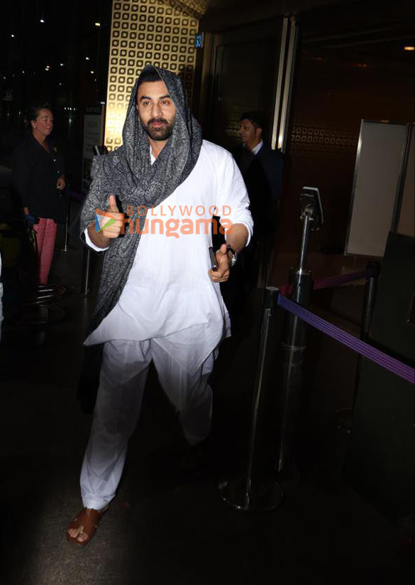 photos ranbir kapoor sara ali khan and vicky kaushal snapped at the airport 4