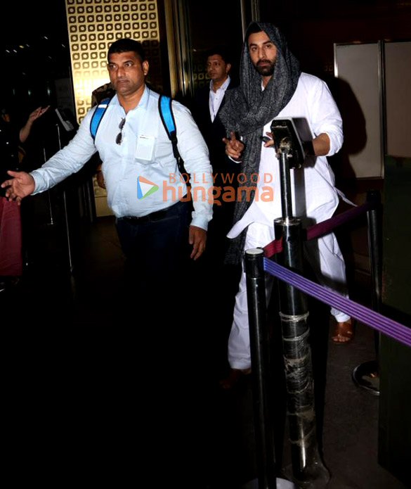 photos ranbir kapoor and saif ali khan snapped at the airport 2