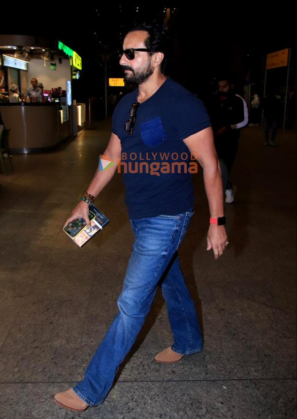photos ranbir kapoor and saif ali khan snapped at the airport 4