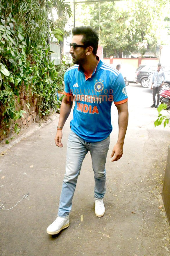 photos ranbir kapoor snapped outside krome studios in bandra 2
