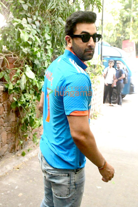 photos ranbir kapoor snapped outside krome studios in bandra 5
