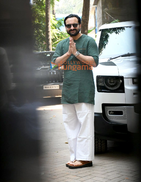 Photos: Saif Ali Khan and Kareena Kapoor Khan snapped in Bandra Photos: Saif Ali Khan and Kareena Kapoor Khan snapped in Bandra