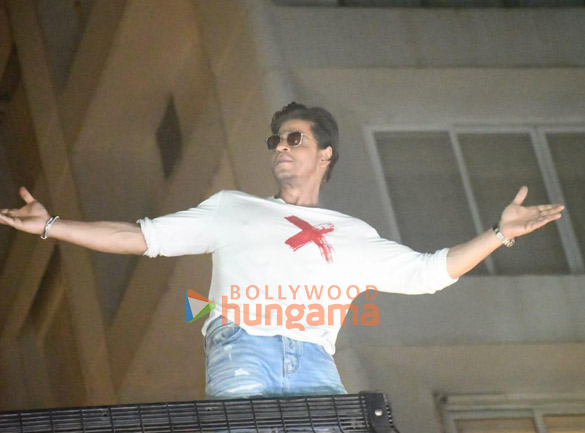 Photos Shah Rukh Khan Greets Fans Outside Mannat On His Birthday (4 ...