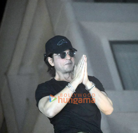 Photos: Shah Rukh Khan greets fans on his 58th birthday at midnight outside Mannat in Bandra Photos: Shah Rukh Khan greets fans on his 58th birthday at midnight outside Mannat in Bandra