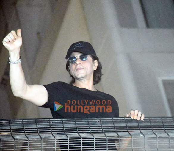 photos shah rukh khan meets fans on his birthday at midnight outside mannat in bandra 3 2