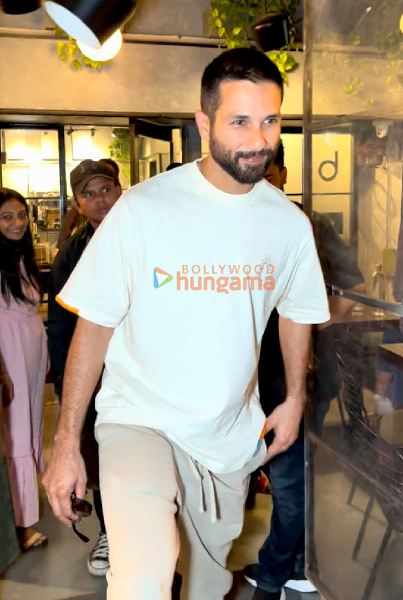 Photos: Shahid Kapoor and Mira Kapoor snapped at a cafe in Bandra Photos: Shahid Kapoor and Mira Kapoor snapped at a cafe in Bandra
