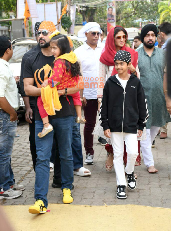 photos shilpa shetty raj kundra and their kids snapped at a gurudwara on guru purab 2