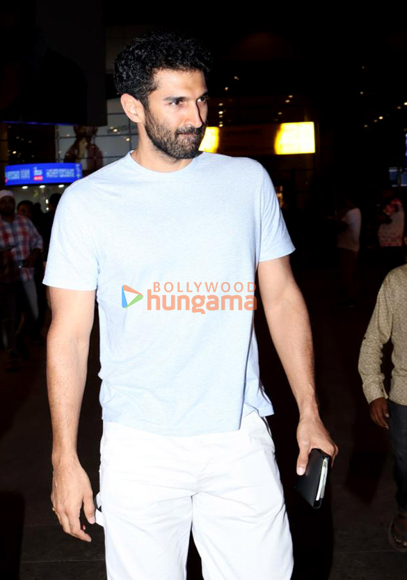 photos siddhant chaturvedi and aditya roy kapur snapped at the airport 1
