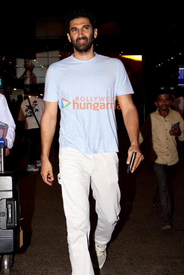 photos siddhant chaturvedi and aditya roy kapur snapped at the airport 2