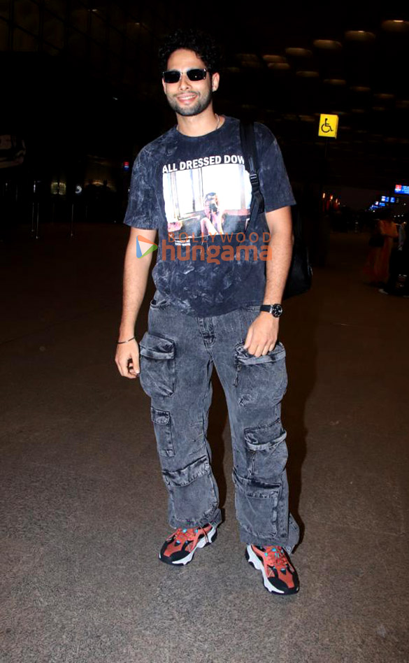 Photos: Siddhant Chaturvedi and Aditya Roy Kapur snapped at the airport Photos: Siddhant Chaturvedi and Aditya Roy Kapur snapped at the airport
