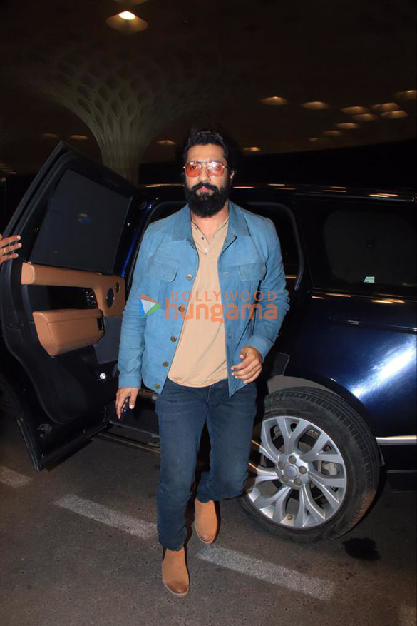 photos vicky kaushal pooja hegde and kriti kharbanda snapped at the airport 1