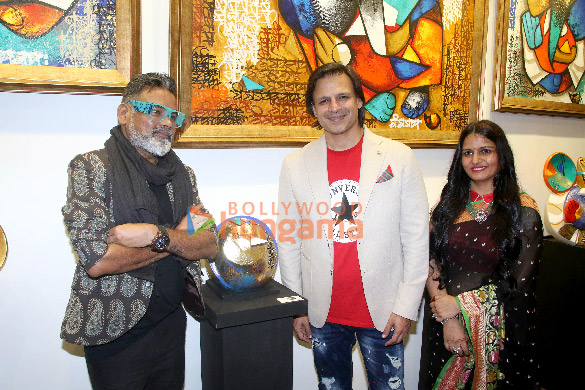 photos vivek oberoi and sachin khedekar grace om swamis show at vachi art gallery 2