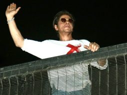 Mumbai Police arrest 3 people for stealing mobile phones of Shah Rukh Khan fans outside Mannat