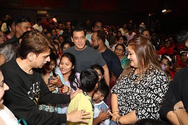 Salman Khan is all smiles as he meets kids at Children’s Day special screening as Tiger 3 surpasses Rs. 140 crores; watch videos 
