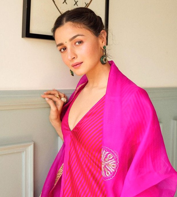 Alia Bhatt steals the spotlight in a pretty pink kurta at her friend’s ...