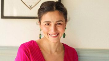 Fans & paps go berserk as Alia Bhatt greets them from her car