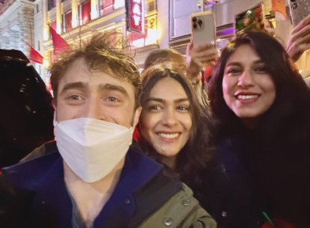 Mrunal Thakur has unforgettable fan experience with Daniel Radcliffe in New York, see pic : Bollywood News