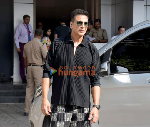 photos akshay kumar snapped at kalina airport as he leaves for christmas holiday with family 4