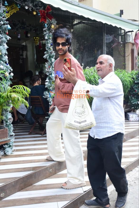photos aman devgan snapped in bandra 3