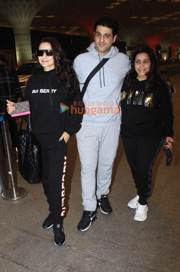 photos ameesha patel snapped at the airport 3