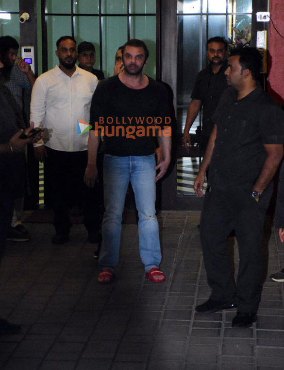 photos celebs snapped arriving at arpita khans residence 3 8