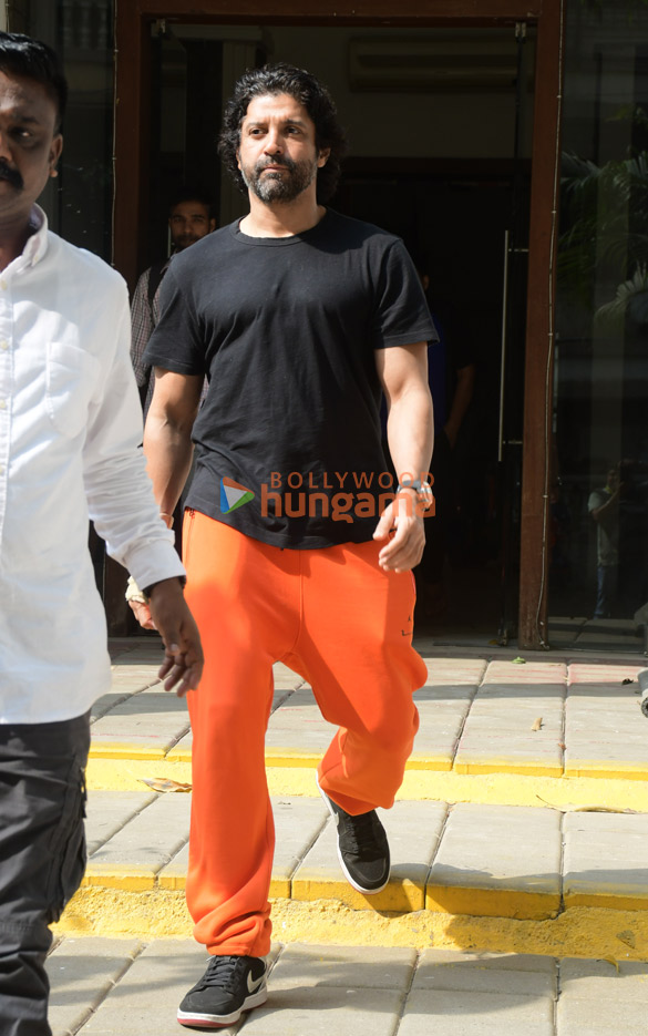 photos farhan akhtar snapped in khar 2