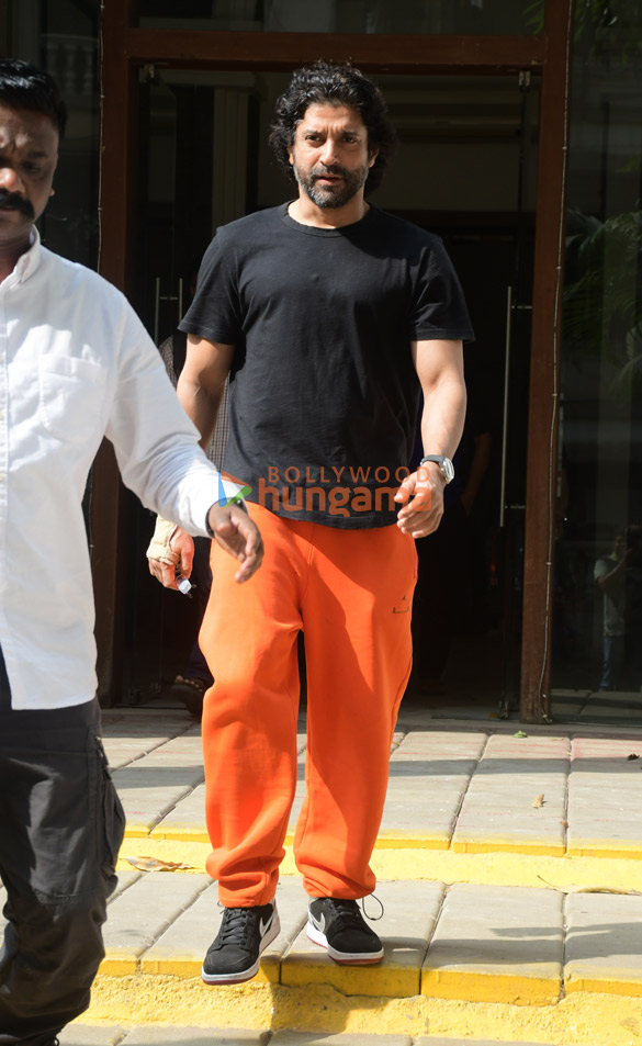 Photos: Farhan Akhtar snapped in Khar