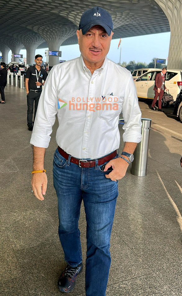 photos gauri khan and anupam kher snapped at the airport 4