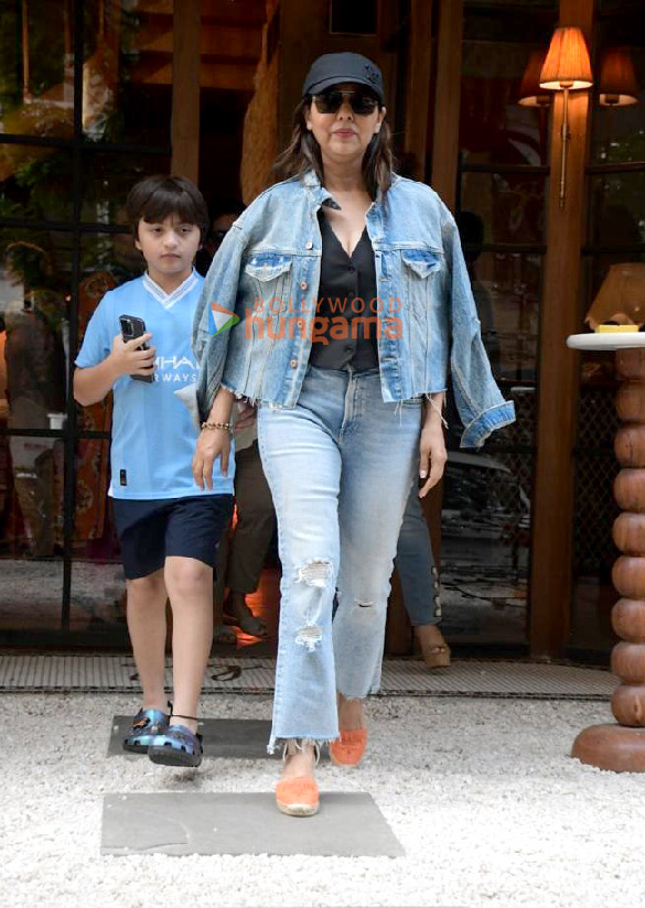 photos gauri khan snapped with son abram outside a restaurant in bandra 5