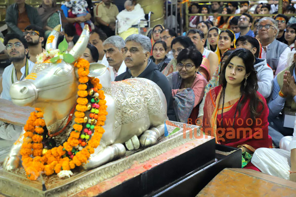 photos janhvi kapoor shikhar pahariya and director atlee visit mahakaleshwar temple 3