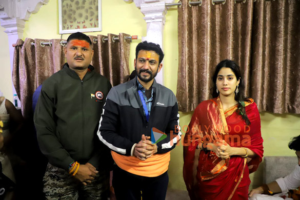 photos janhvi kapoor shikhar pahariya and director atlee visit mahakaleshwar temple 5