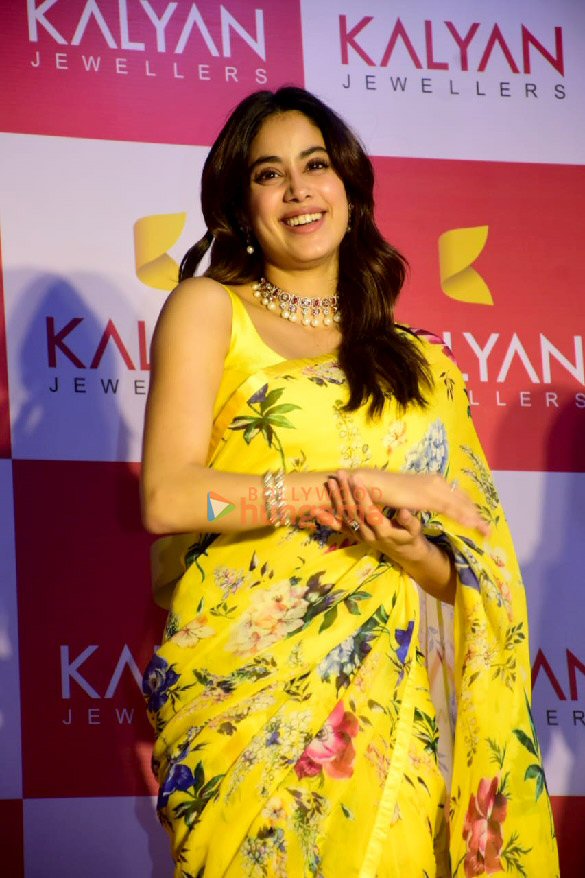 photos janhvi kapoor snapped at an event held by kalyan jewellers 4