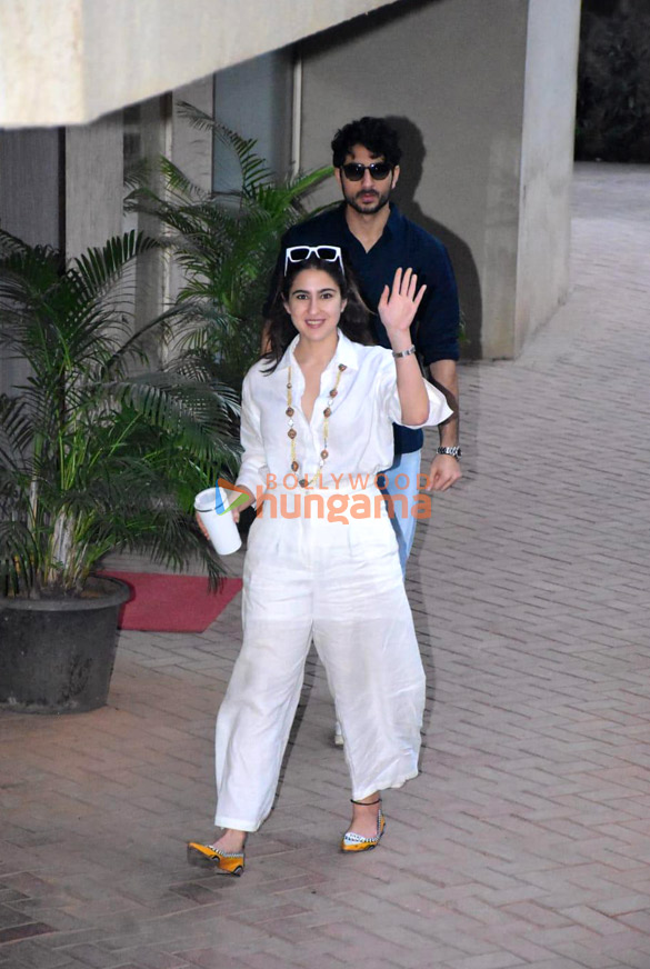 photos kareena kapoor khan sara ali khan and ibrahim ali khan snapped in bandra 2