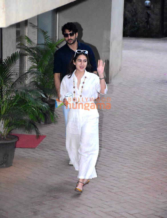 photos kareena kapoor khan sara ali khan and ibrahim ali khan snapped in bandra 3